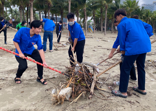 Đà Nẵng: Gần 1.500 tình nguyện viên ra quân làm sạch bãi biển sau mưa lũ (16/10/2022)